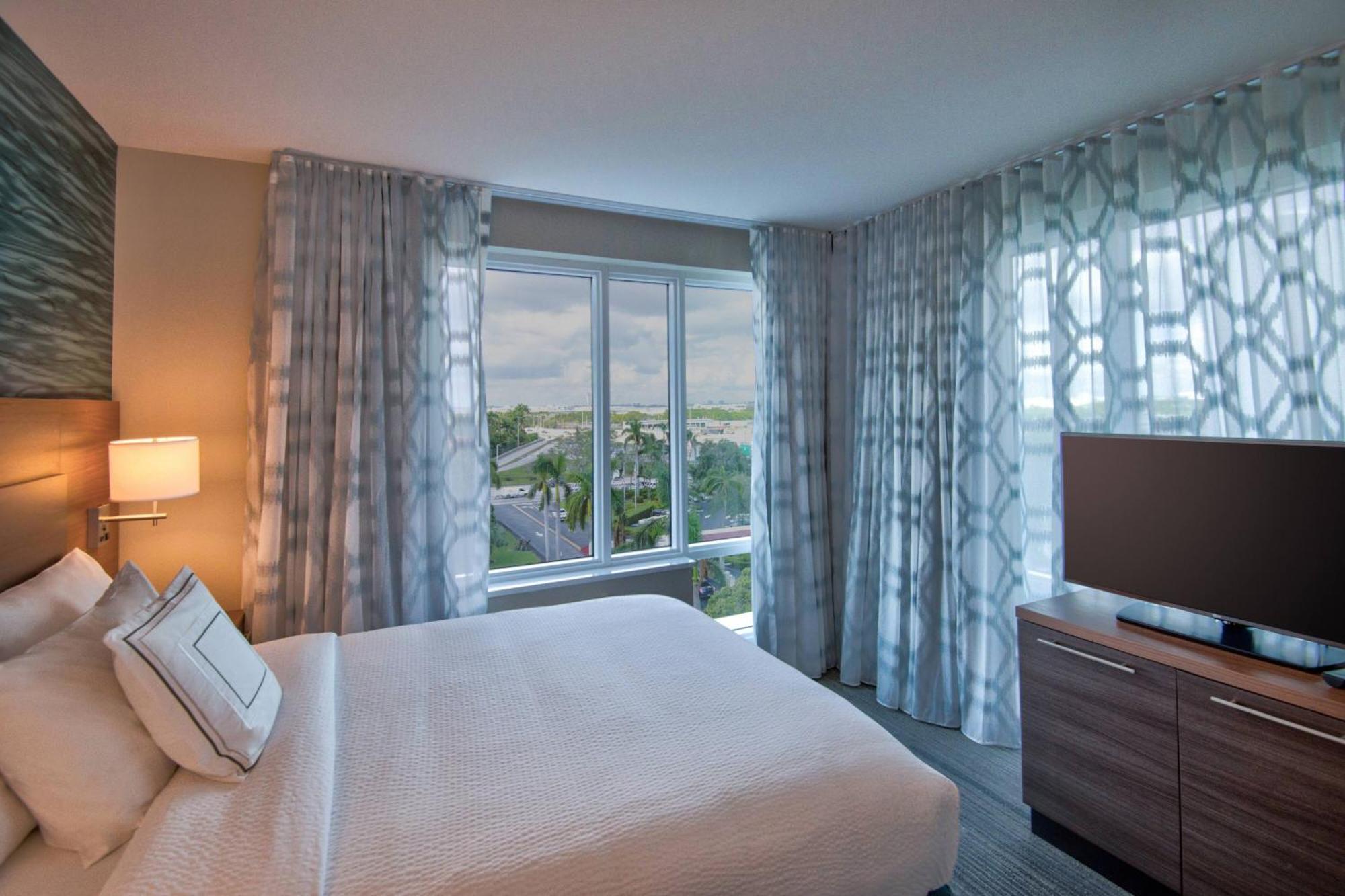 Towneplace Suites By Marriott Miami Airport Bagian luar foto